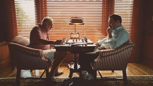 Tỷ phú đầu tư chơi cờ cùng con trai, Brett Icahn. Ảnh: HBO Tỷ phú đầu tư chơi cờ cùng con trai, Brett Icahn. Ảnh: HBO