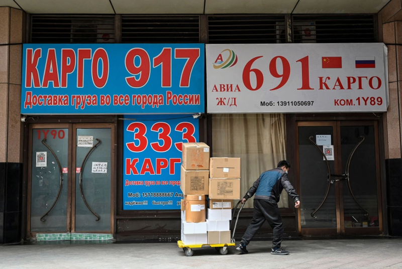 Biển quảng cáo vận chuyển hàng hóa quốc tế đến Nga ở Bắc Kinh, Trung Quốc - Ảnh: AFP.