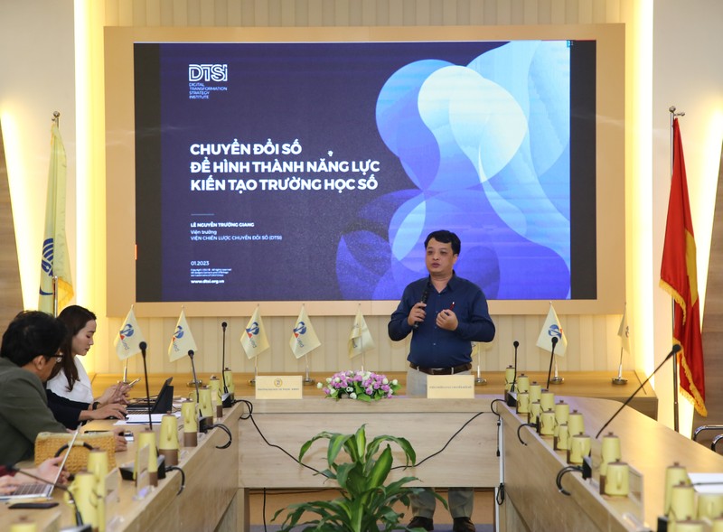Ông Lê Nguyễn Trường Giang - Viện trưởng Viện chiến lược chuyển đổi số trình bày chiến lược “Chuyển đổi số để hình thành năng lực kiến tạo trường học số” Ông Lê Nguyễn Trường Giang - Viện trưởng Viện chiến lược chuyển đổi số trình bày chiến lược “Chuyển đổi số để hình thành năng lực kiến tạo trường học số”