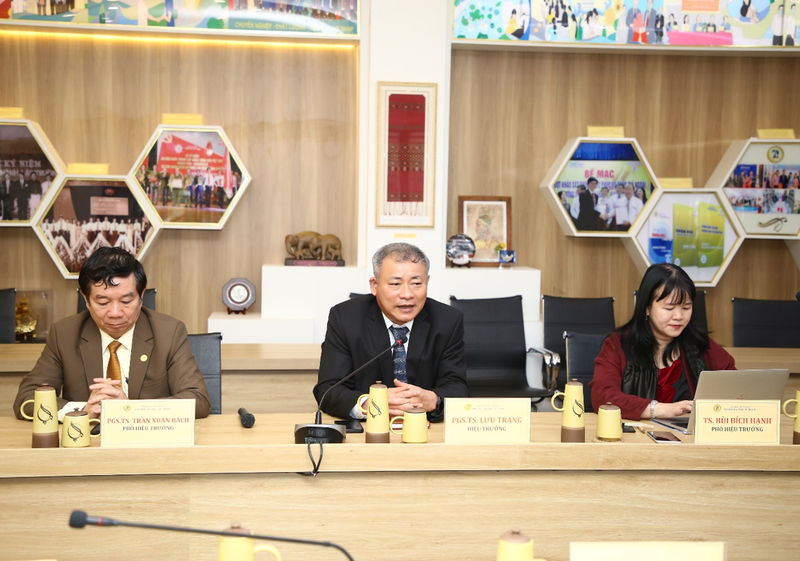 PGS.TS Lưu Trang, Hiệu trưởng Trường ĐH Sư phạm, ĐH Đà Nẵng cùng Ban lãnh đạo Nhà trường tại buổi làm việc PGS.TS Lưu Trang, Hiệu trưởng Trường ĐH Sư phạm, ĐH Đà Nẵng cùng Ban lãnh đạo Nhà trường tại buổi làm việc