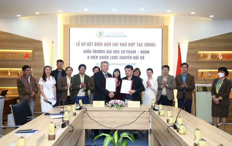 PGS.TS. Lưu Trang - Hiệu trưởng nhà trường và ông Lê Nguyễn Trường Giang - Viện trưởng Viện chiến lược chuyển đổi số đại diện cho Trường Đại học sư phạm – ĐH Đà Nẵng & Viện chiến lược chuyển đổi số ký kết biên bản ghi nhớ hợp tác (MOU) PGS.TS. Lưu Trang - Hiệu trưởng nhà trường và ông Lê Nguyễn Trường Giang - Viện trưởng Viện chiến lược chuyển đổi số đại diện cho Trường Đại học sư phạm – ĐH Đà Nẵng & Viện chiến lược chuyển đổi số ký kết biên bản ghi nhớ hợp tác (MOU)