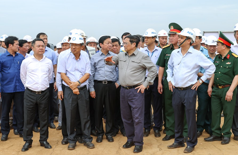 Thủ tướng thị sát công trường xây dựng và trao đổi chủ đầu tư, đơn vị thi công về dự án thành phần các công trình thiết yếu trong cảng hàng không thuộc dự án đầu tư xây dựng Cảng hàng không quốc tế Long Thành giai đoạn 1 (Ảnh: VGP)