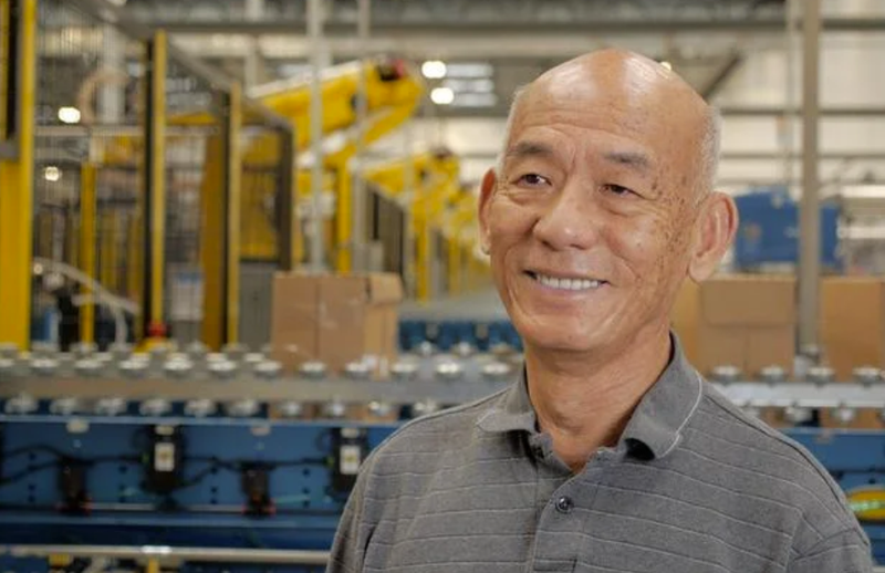 David Trần tại nhà máy sản xuất tương ớt tại Los Angeles (Nguồn: Griffin Hammond)