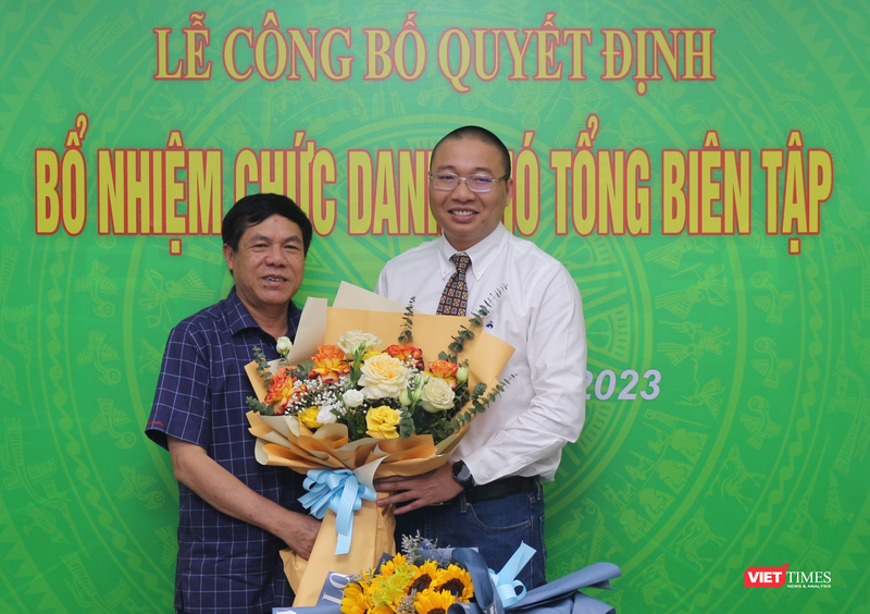 Nhà báo Lê Đức Sảo - Phó Chủ tịch VDCA, Phó Tổng Biên tập phụ trách Tạp chí điện tử VietTimes - thay mặt ban lãnh đạo tạp chí chúc mừng nhà báo Trần Hữu Vinh