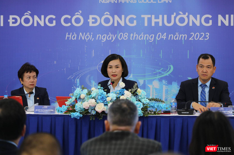 Bà Bùi Thị Thanh Hương - Chủ tịch HĐQT NCB - trả lời cổ đông tại AGM 2023