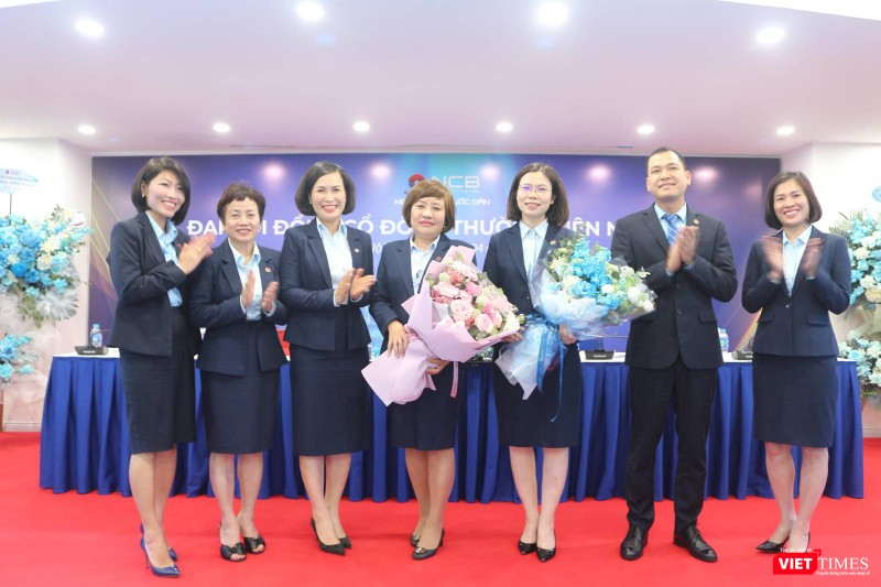 Các thành viên HĐQT NCB chúc mừng hai tân thành viên Ban kiểm soát