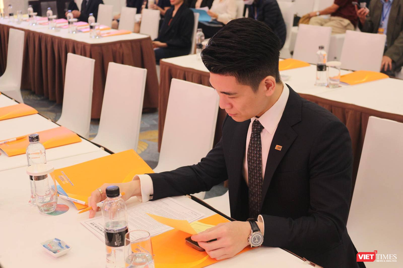 Đại thiếu gia nhà 'bầu' Hiển xem xét các nội dung tờ trình...