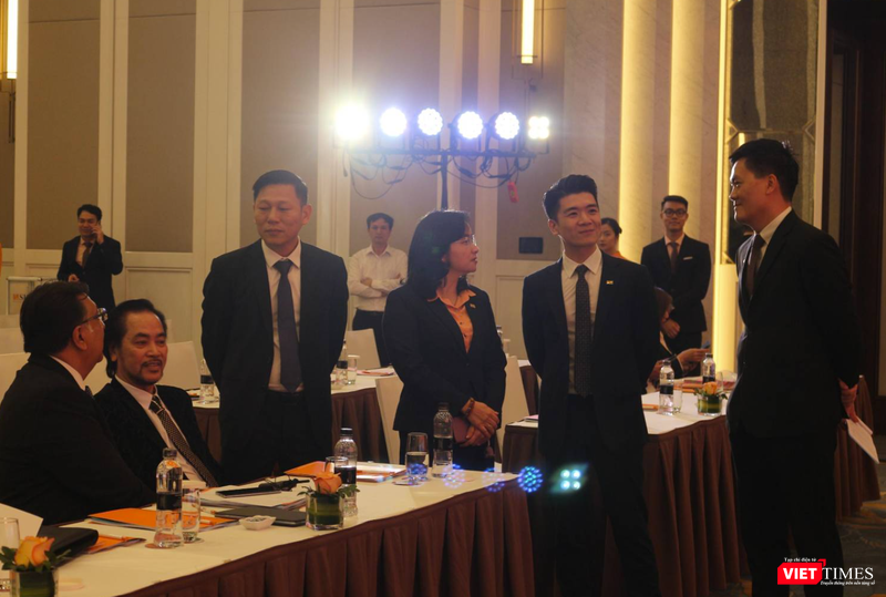 ...và trao đổi với một số thành viên SHB trước thềm AGM 2023. Đứng bên trái đại thiếu gia nhà 'bầu' Hiển là CEO SHB Ngô Thu Hà