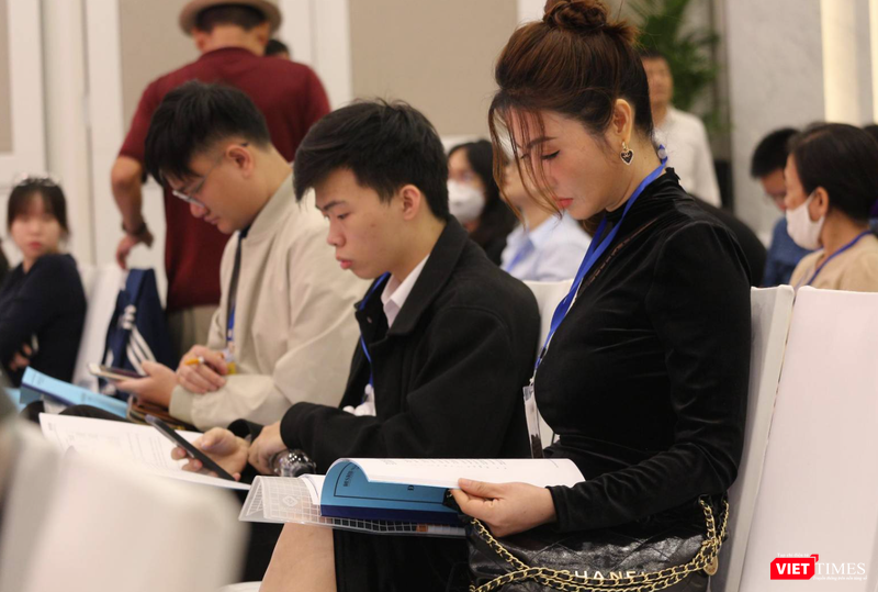 Một số cổ đông khác cũng tranh thủ thời gian nghiên cứu chương trình nghị sự trước khi AGM 2023 khai mạc