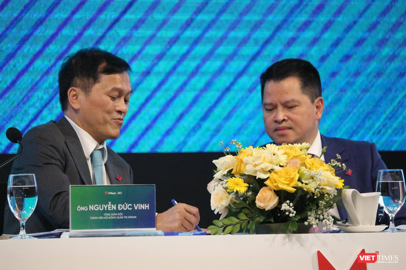 Chủ tịch VPBank Ngô Chí Dũng (bên phải) và Tổng giám đốc Nguyễn Đức Vinh - 'cặp bài trùng' làm nên sự thành công của VPBank trong thập kỷ qua