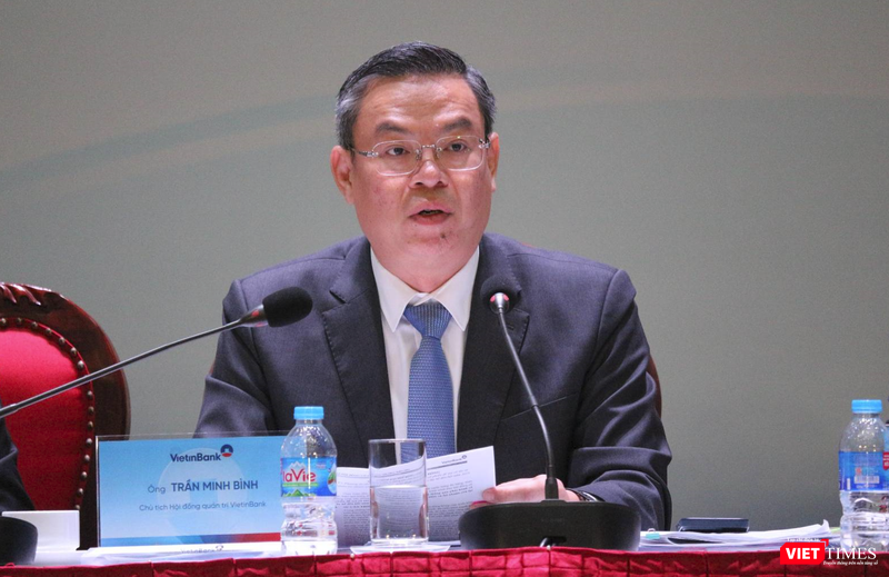 Ông Trần Minh Bình - Chủ tịch HĐQT VietinBank - trao đổi với cổ đông tại AGM 2023