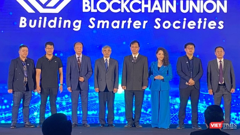 Cam kết đồng hành vì sự phát triển của Blockchain Việt Nam. Ảnh: Văn Lâm