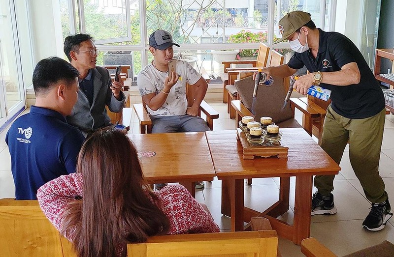 Chủ quán dùng bình ga mini, trực tiếp khò mỗi ly cà phê "Phượng Hoàng Lửa"