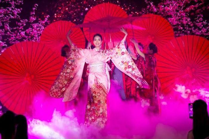 Á Hậu Phương Anh trình diễn điệu múa yosakoi trong thiết kế kimono của Nhật Bản
