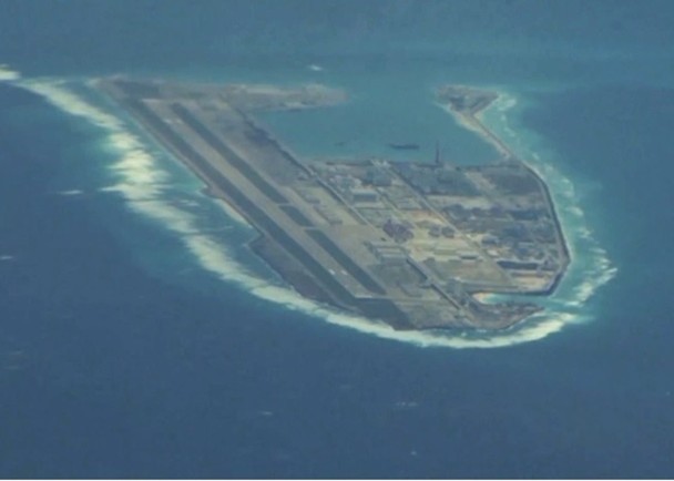 Hình ảnh về đá Chữ Thập thuộc chủ quyền Việt Nam ở Trường Sa đang bị Trung Quốc chiếm giữ phi pháp được các phóng viên chụp từ chiếc P-8A