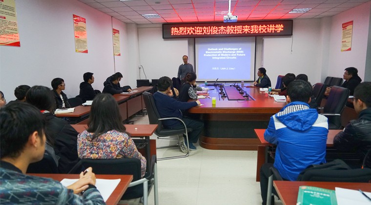 Một giáo sư người Hoa ở Mỹ về giảng dạy theo “Kế hoạch ngàn người” Một giáo sư người Hoa ở Mỹ về giảng dạy theo “Kế hoạch ngàn người”