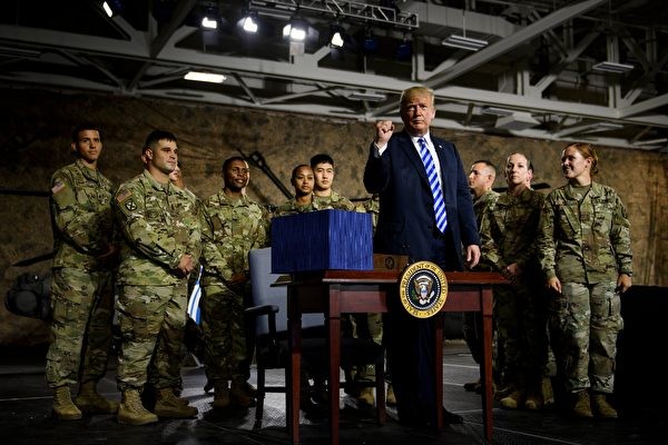 Ông Donald Trump phát biểu sau khi ký