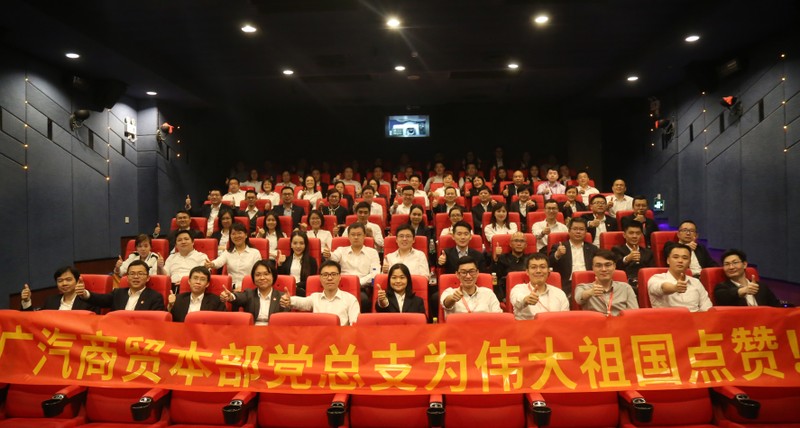 Mang biểu ngữ đi xem phim tập thể