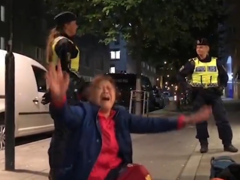 Hình ảnh trích video cho thấy người phụ nữ khóc lóc chửi bới trước sự ngỡ ngàng của các nhân viên cảnh sát Thụy Điển Hình ảnh trích video cho thấy người phụ nữ khóc lóc chửi bới trước sự ngỡ ngàng của các nhân viên cảnh sát Thụy Điển