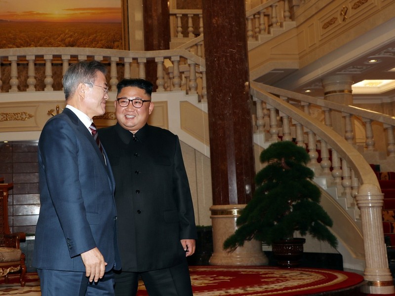 Hai nhà lãnh đạo trò chuyện vui vẻ trong trụ sở Đảng Lao động Triều Tiên