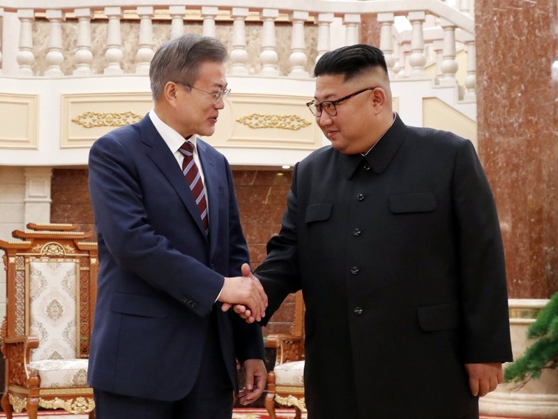 Bắt tay nhau trước khi vào hội đàm Cùng nhau chụp ảnh lưu niệm