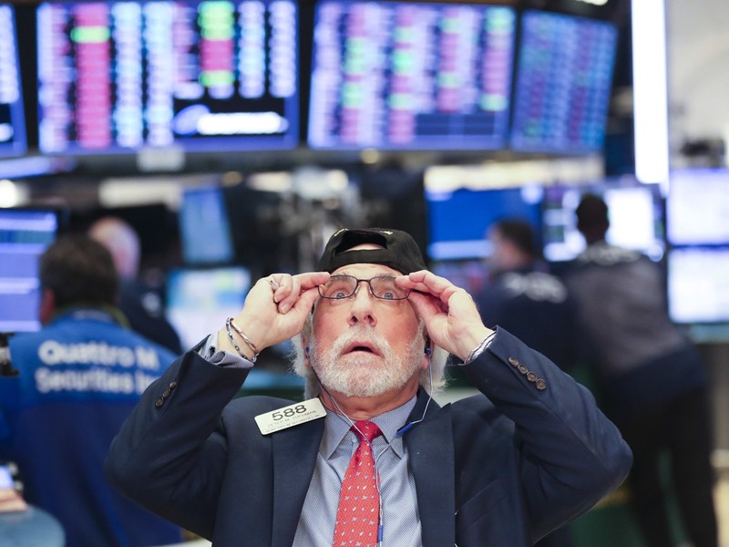 Ai chịu trách nhiệm khi cả chứng khoán Mỹ và Trung Quốc lao đao?