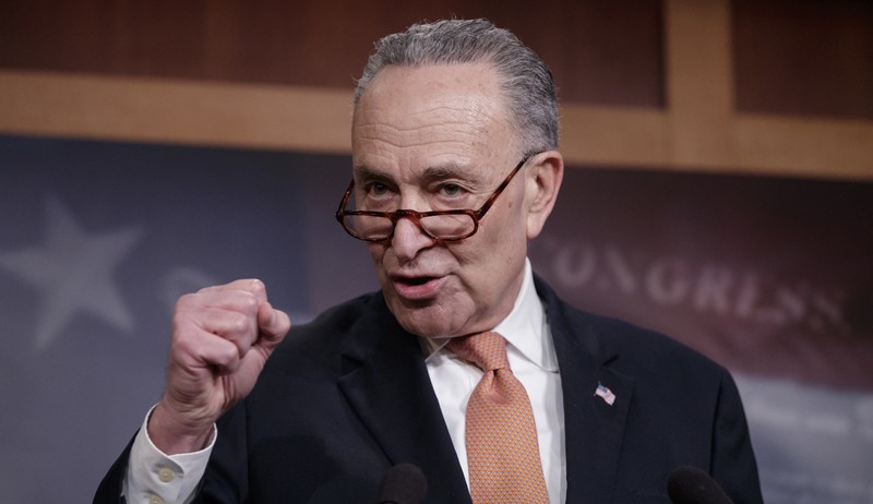 Thượng nghị sỹ Chuck Schumer, lãnh tụ Đảng Dân chủ tại Thượng nghị viện tuy thường hay phê phán tổng thống, nhưng luôn ủng hộ chính sách cứng rắn đối với Trung Quốc của ông Donald Trump.