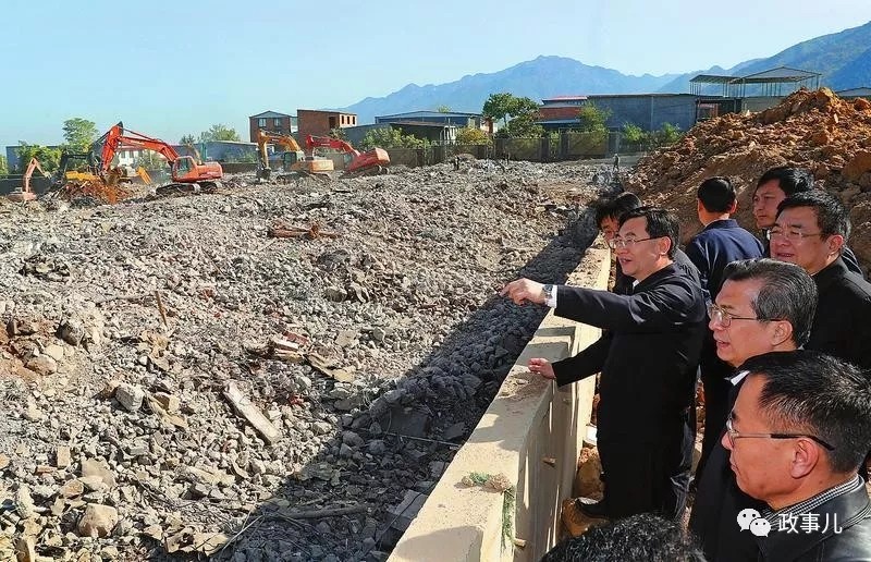 Ông Từ Lệnh Nghĩa, Phó Bí thư UBKTKLTW trực tiếp chỉ đạo việc phá dỡ các biệt thự.