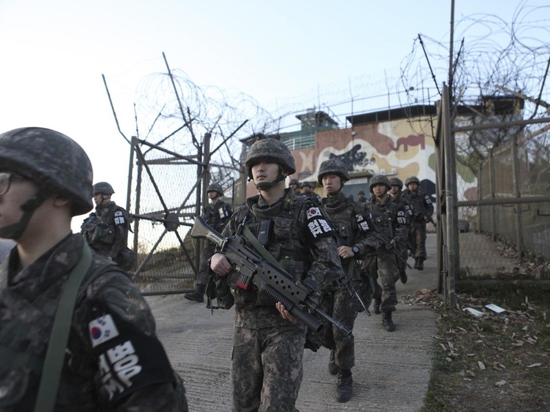Lính Hàn Quốc rút khỏi chốt trước khi tiến hành phá dỡ.