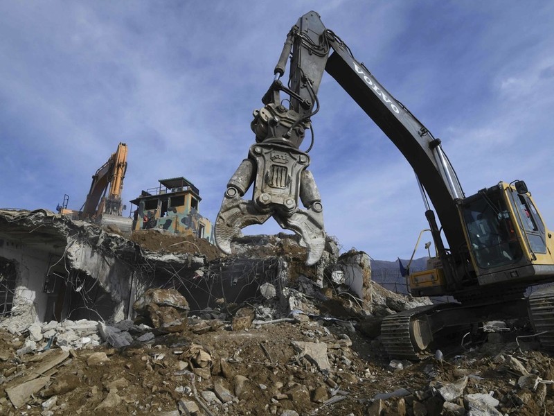 Quân đội Hàn Quốc dùng máy xúc, máy ủi để phá dỡ lô cốt và công sự nổi.