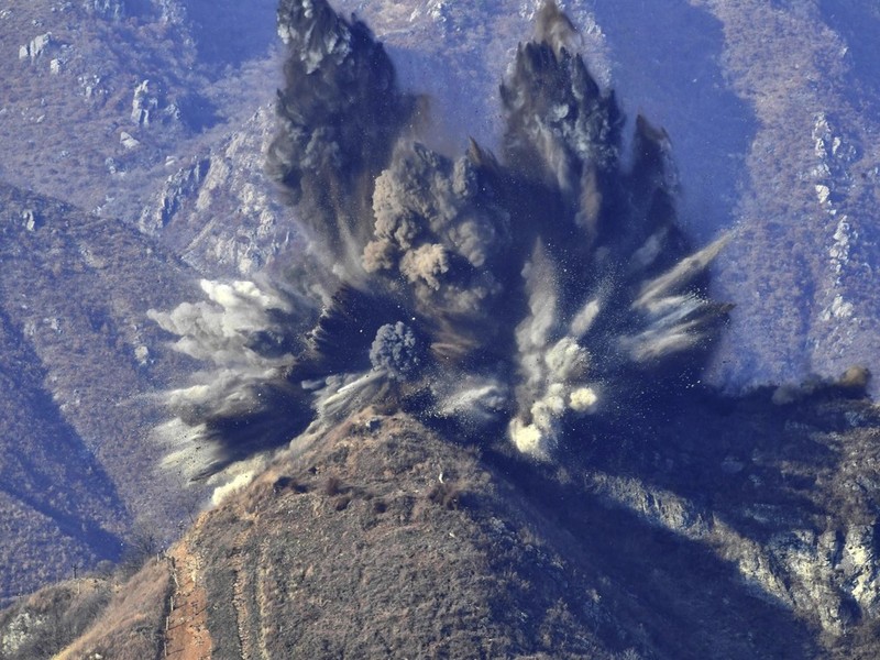 Quân đội Triều Tiên dùng thuốc nổ phá hủy chốt gác trong khu phi quân sự.