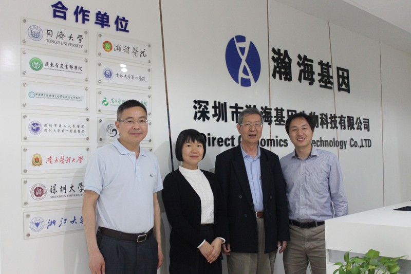 Ông Hạ Kiến Khuê (phải) và các đồng sự tại Công ty khoa học sinh vật Direct Genomics Thâm Quyến do ông thành lập. Ông Hạ Kiến Khuê (phải) và các đồng sự tại Công ty khoa học sinh vật Direct Genomics Thâm Quyến do ông thành lập.