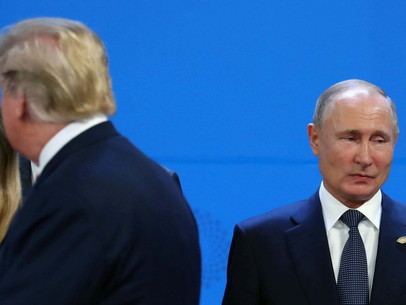 Donald Trump làm như không nhìn thấy ông Vladimir Putin.