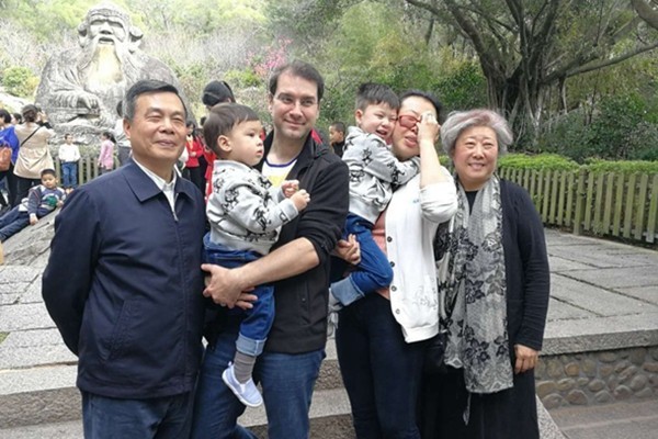 Bức ảnh được cho là cái cớ khiến ông Thái Anh Đĩnh bị ngã ngựa.