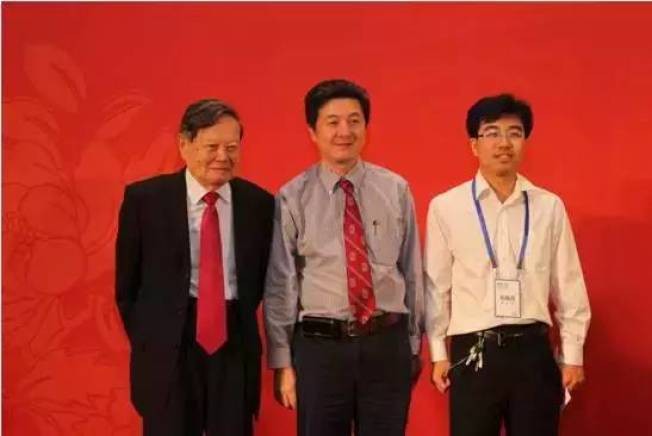 Giáo sư Dương Chấn Ninh (trái) cho rằng, việc Trương Thủ Thịnh được trao giải Nobel chỉ còn là vấn đề thời gian