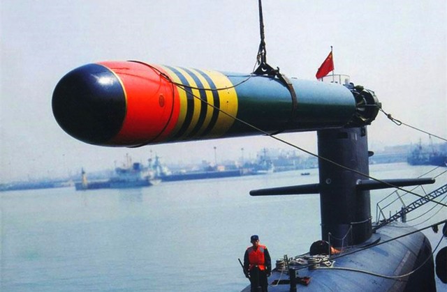 Một quả ngư lôi Yu-10 đang được chuyển xuống tàu ngầm Trung Quốc.
