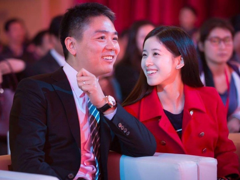 Ông Lưu Cường Đông thường xuyên khoe ảnh vợ chồng hạnh phúc trên báo chí và mạng xã hội.