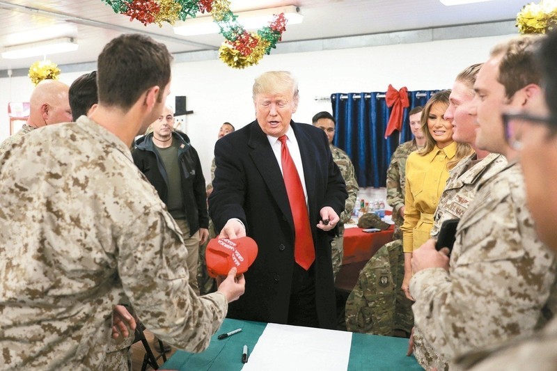 Việc ông Donald Trump ký tên lên mũ lính bị CNN phê phán.