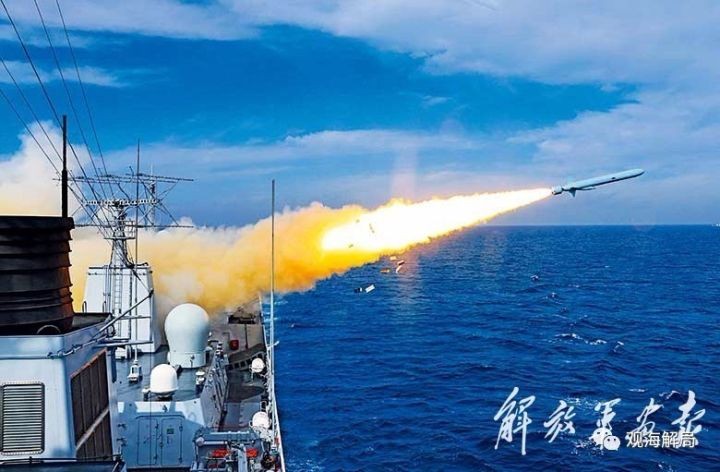 Tàu chiến Trung Quốc diễn tập bắn tên lửa trên biển.