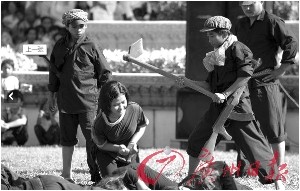 Lính Khmer Đỏ dùng gậy đập chết những người dân vô tội