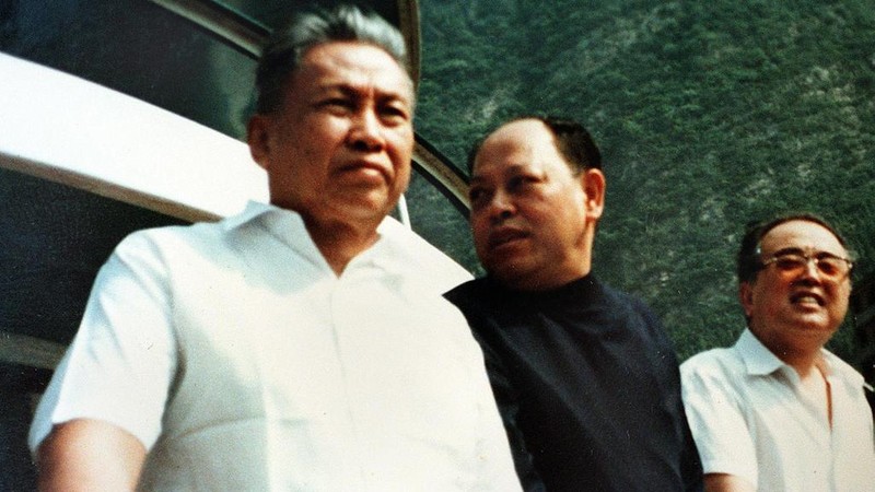 Pol Pot (trái) và Ieng Sary tại Trung Quốc năm 1977