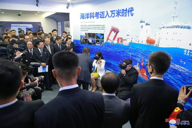 Vợ chồng ông Kim Jong Un tham quan Trung Quan Thôn - Thung lũng Silicon của Trung Quốc