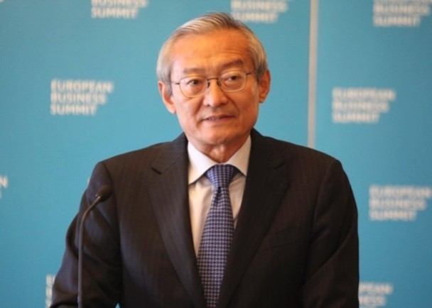 Đại sứ Trung Quốc tại EU Trương Minh: việc ngăn cản Huawei ở châu Âu là hành vi chủ nghĩa bảo hộ cực đoan xuất phát từ mưu đồ chính trị, đi ngược lại trào lưu toàn cầu hóa. Đại sứ Trung Quốc tại EU Trương Minh: việc ngăn cản Huawei ở châu Âu là hành vi chủ nghĩa bảo hộ cực đoan xuất phát từ mưu đồ chính trị, đi ngược lại trào lưu toàn cầu hóa.