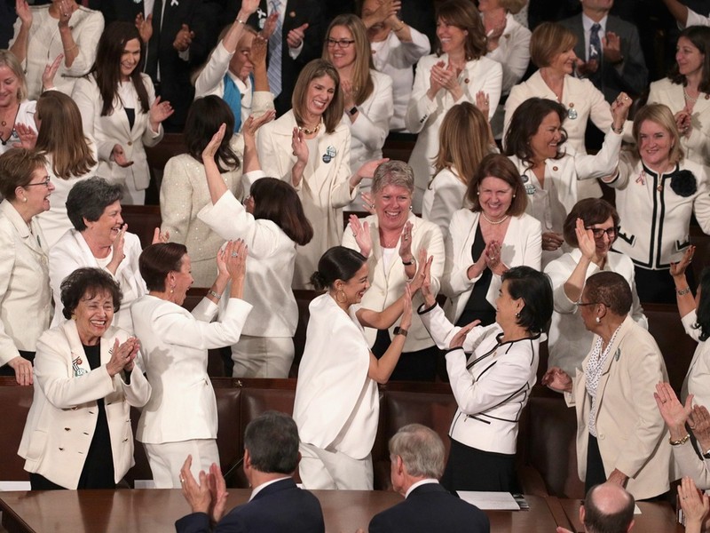 100 nữ nghị sỹ mặc áo trắng gây thành cảnh tượng độc đáo trong phòng họp.