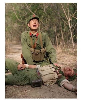 Một người lính Trung Quốc kêu khóc bên cạnh người bạn bị chết (Ảnh tư liệu Trung Quốc) Một người lính Trung Quốc kêu khóc bên cạnh người bạn bị chết (Ảnh tư liệu Trung Quốc)