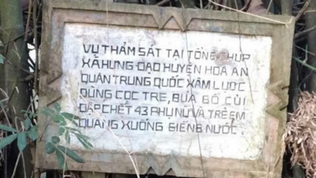 Tấm bia ghi dấu tội ác của lính Trung Quốc tại Tổng Chúp, xã Hưng Đạo, Hòa An, Cao Bằng. Ảnh tư liệu.