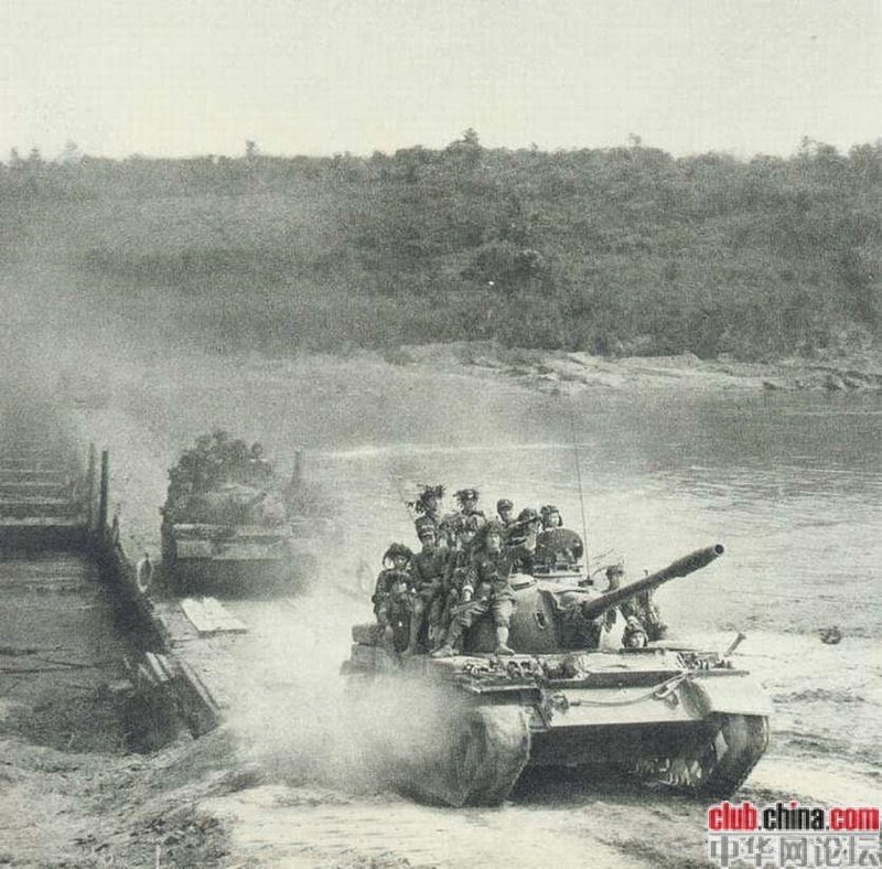 Lính Trung Quốc tự buộc mình vào xe tăng khi tấn công nên bị chết nhiều khi bị phục kích. Ảnh: Tư liệu Trung Quốc.