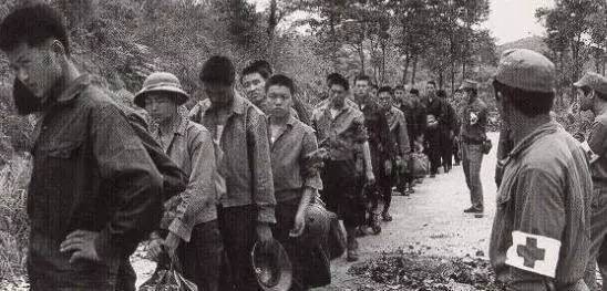 Dẫn giải tù binh ra vị trí trao trả. Ảnh: internet