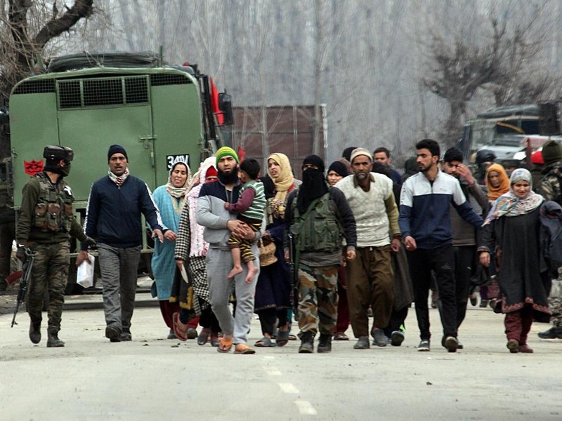 Dân chúng Ấn Độ ở biên giới bỏ nhà cửa đi sơ tán do chiến sự xảy ra