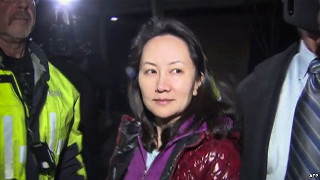 Và Mạnh Vãn Chu tại tòa án sau khi được bảo lãnh tại ngoại.